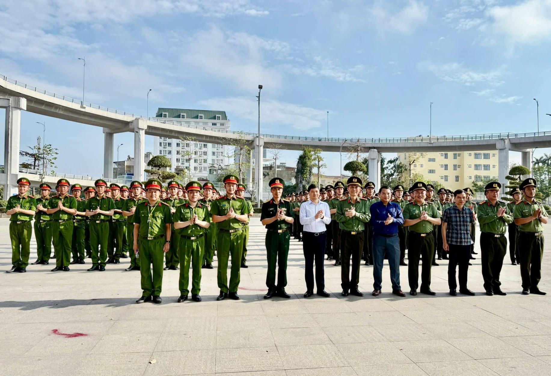 Lãnh đạo thành phố kiểm tra, động viên các lực lượng luyện tập chuẩn bị cho chương trình duyệt đội ngũ trong Lễ Kỷ niệm 70 năm Ngày Giải phóng Hải Phòng